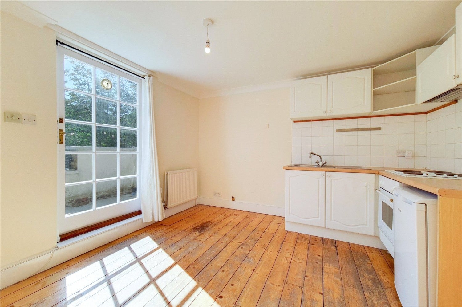 Flat Wolsey Road in Greater London