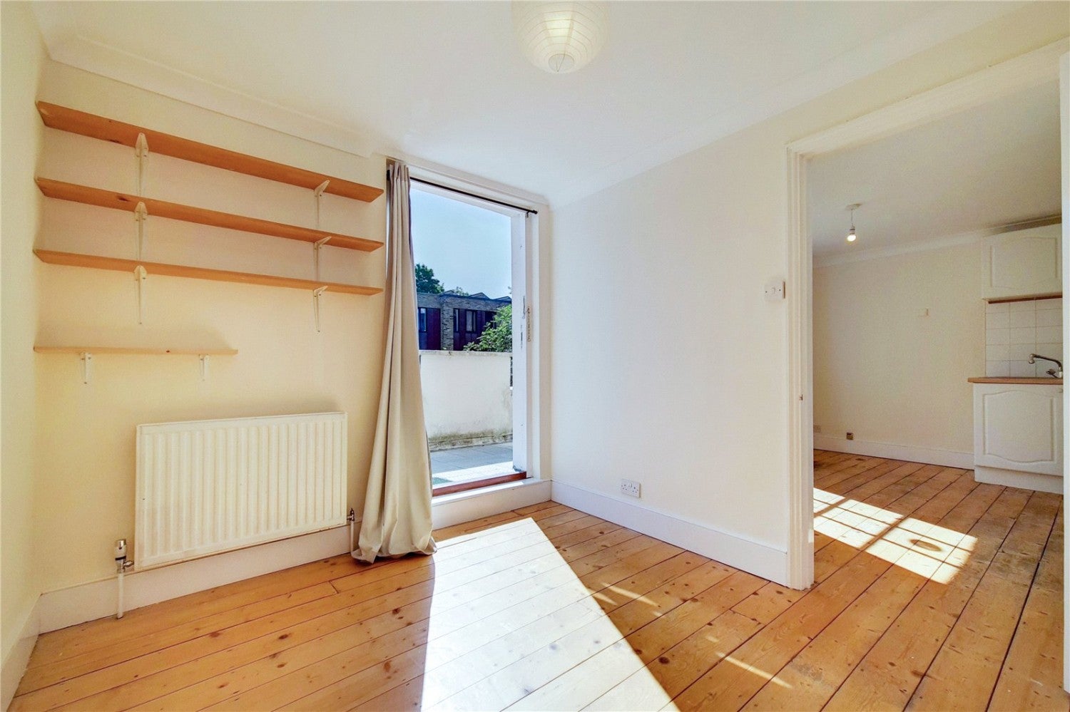 Flat Wolsey Road in Greater London