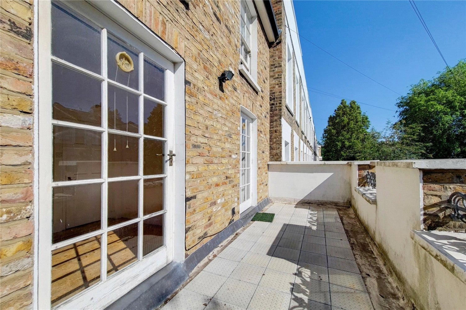 Flat Wolsey Road in Greater London