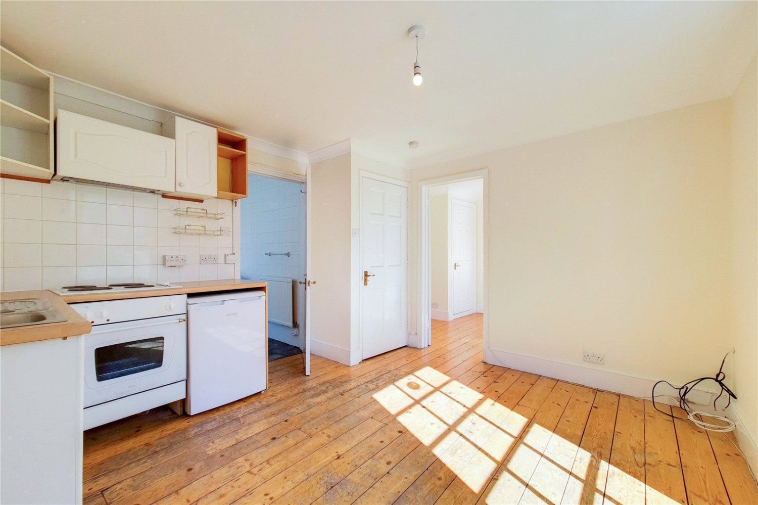 Flat Wolsey Road in Greater London