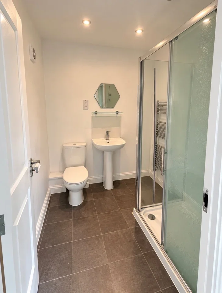 Room Collins Way in Greater London