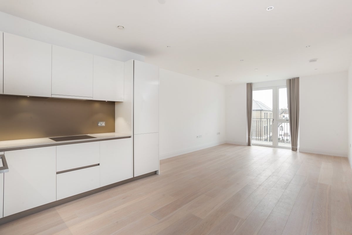 Flat Broom Road in Greater London