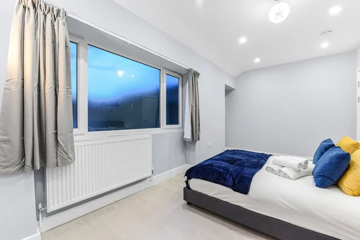 Flat Poynton Road in Greater London