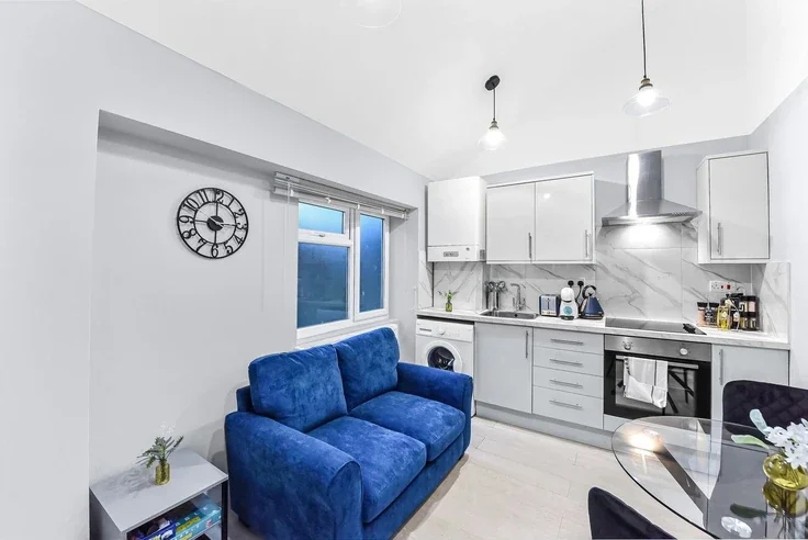 Flat Poynton Road in Greater London