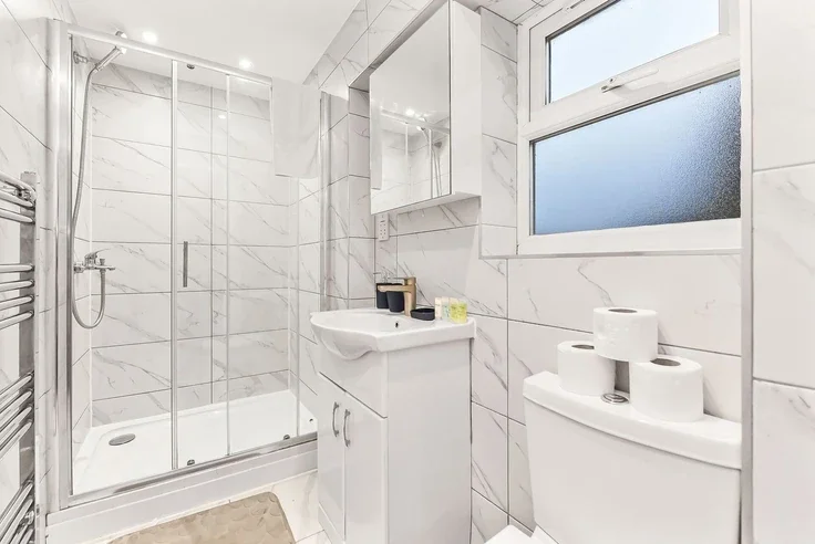 Flat Poynton Road in Greater London
