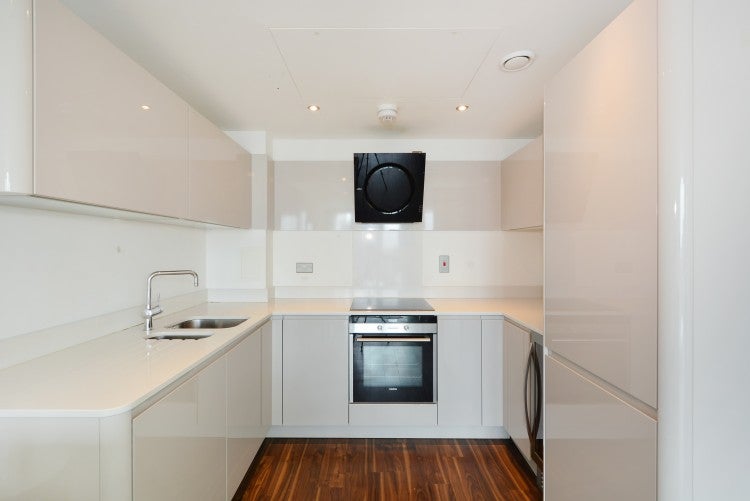 Flat Alie Street in Greater London
