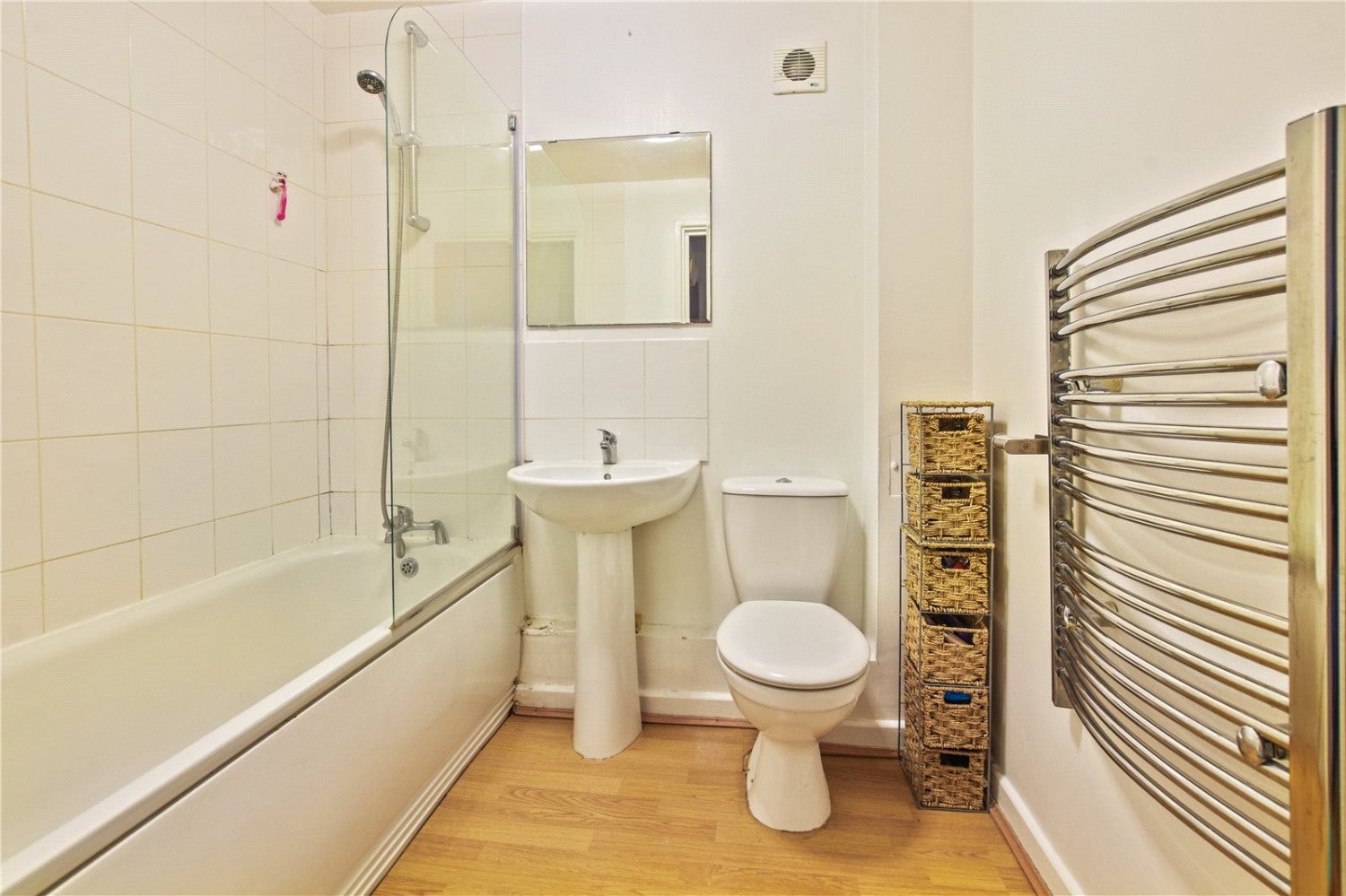Flat Ellsworth Street in Greater London