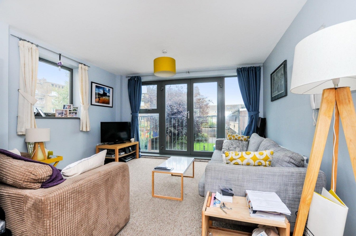 Flat Ellsworth Street in Greater London