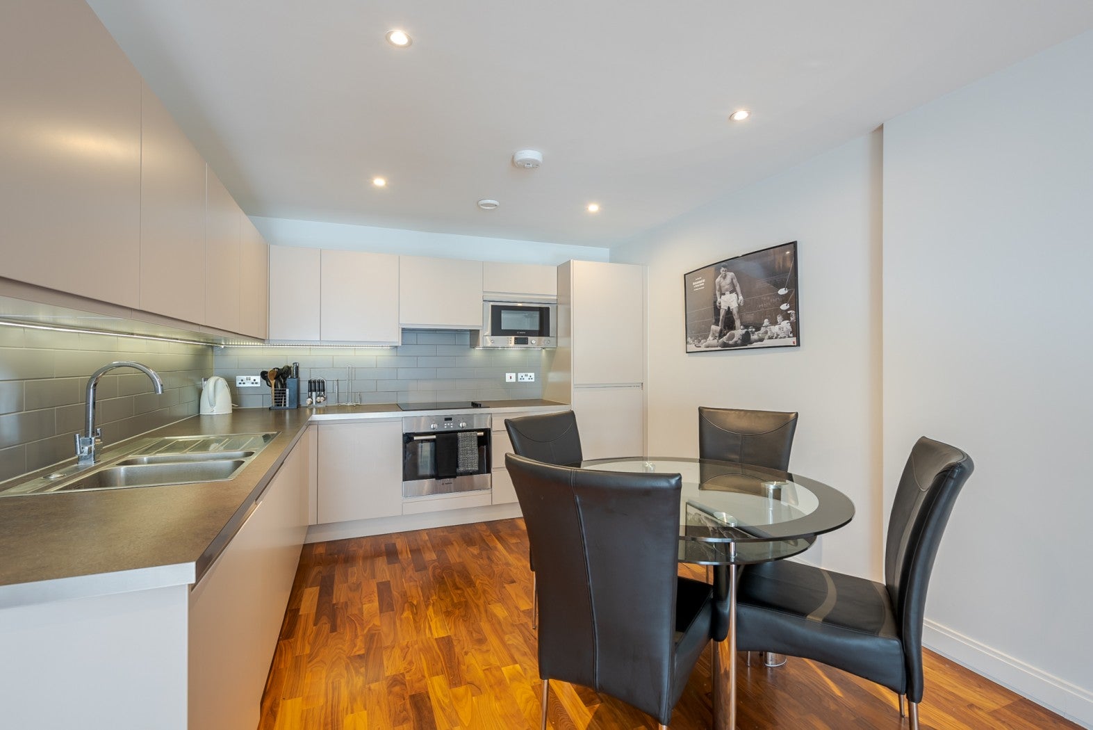Flat Holman Road in Greater London