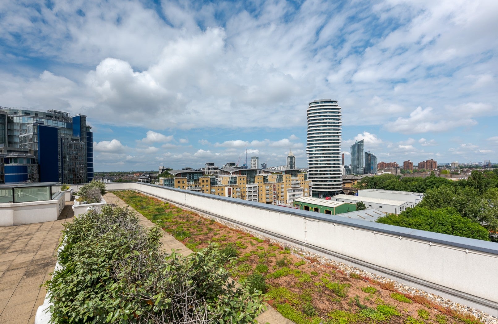 Flat Holman Road in Greater London