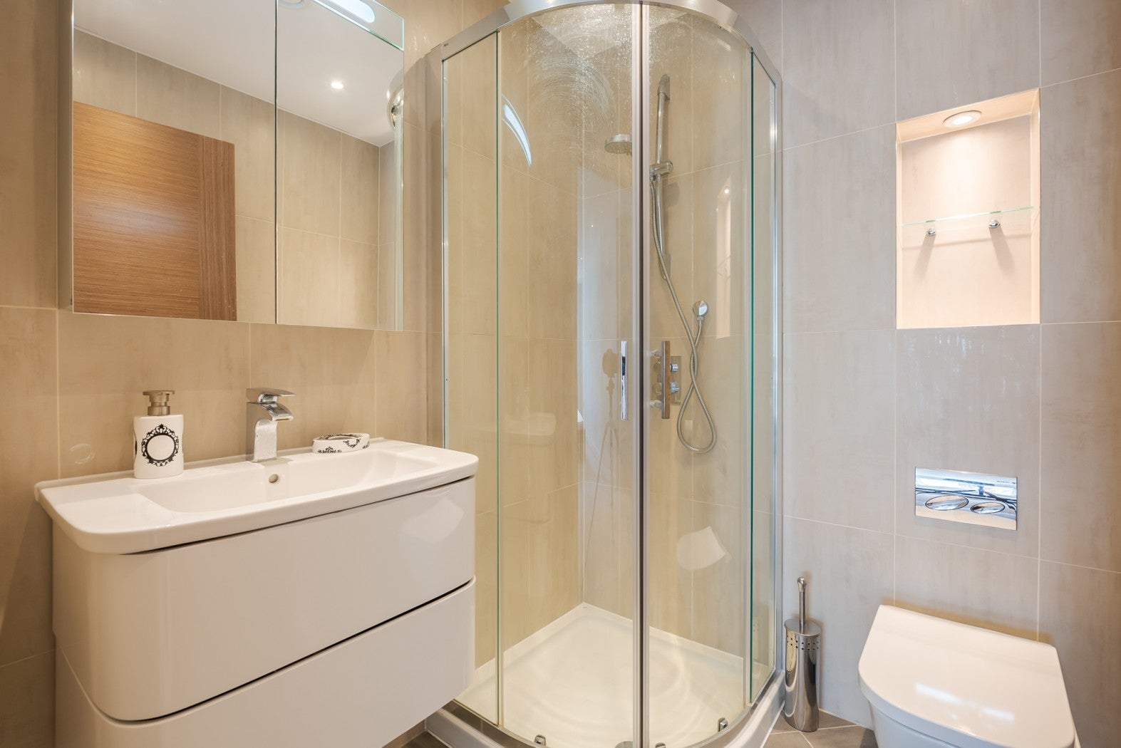 Flat Holman Road in Greater London