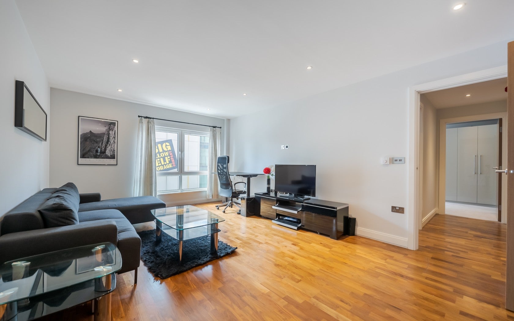Flat Holman Road in Greater London