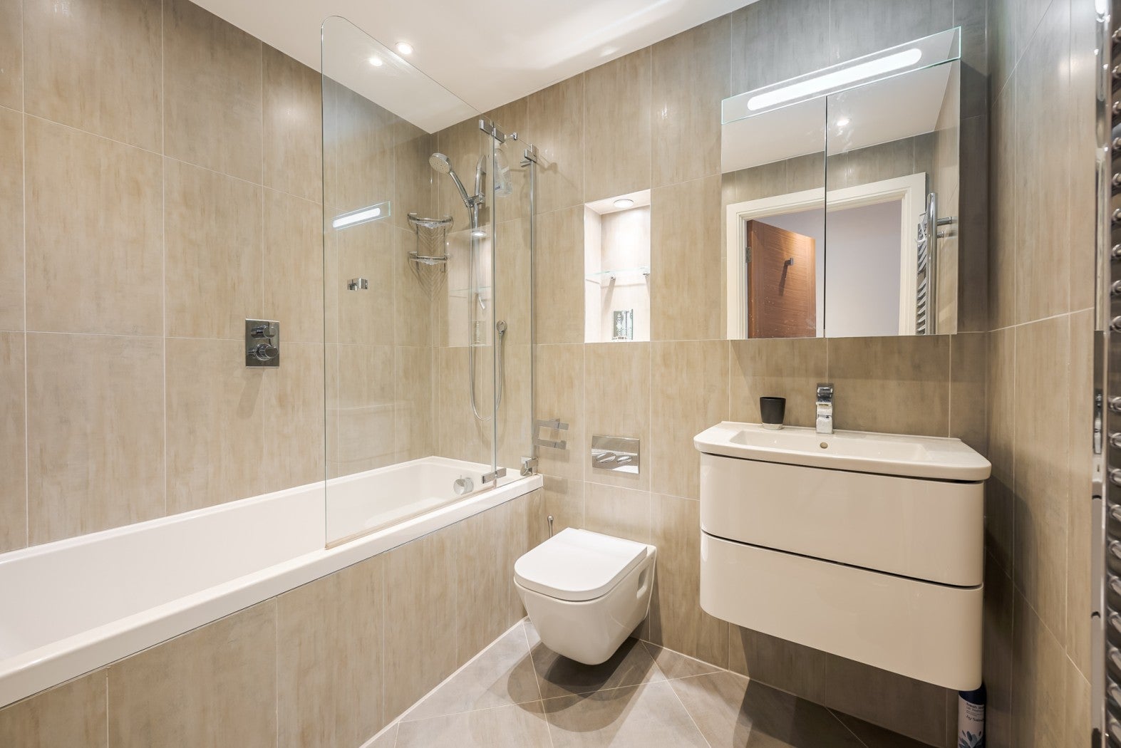 Flat Holman Road in Greater London
