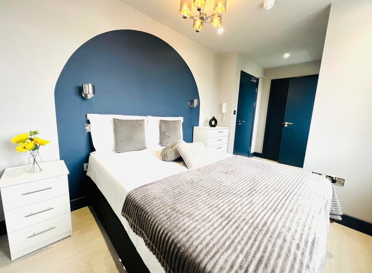 Room Woodmansterne Road in Greater London