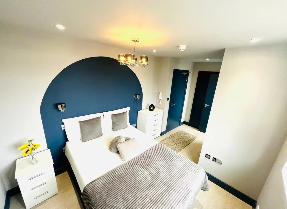 Room Woodmansterne Road in Greater London