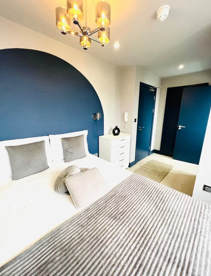 Room Woodmansterne Road in Greater London