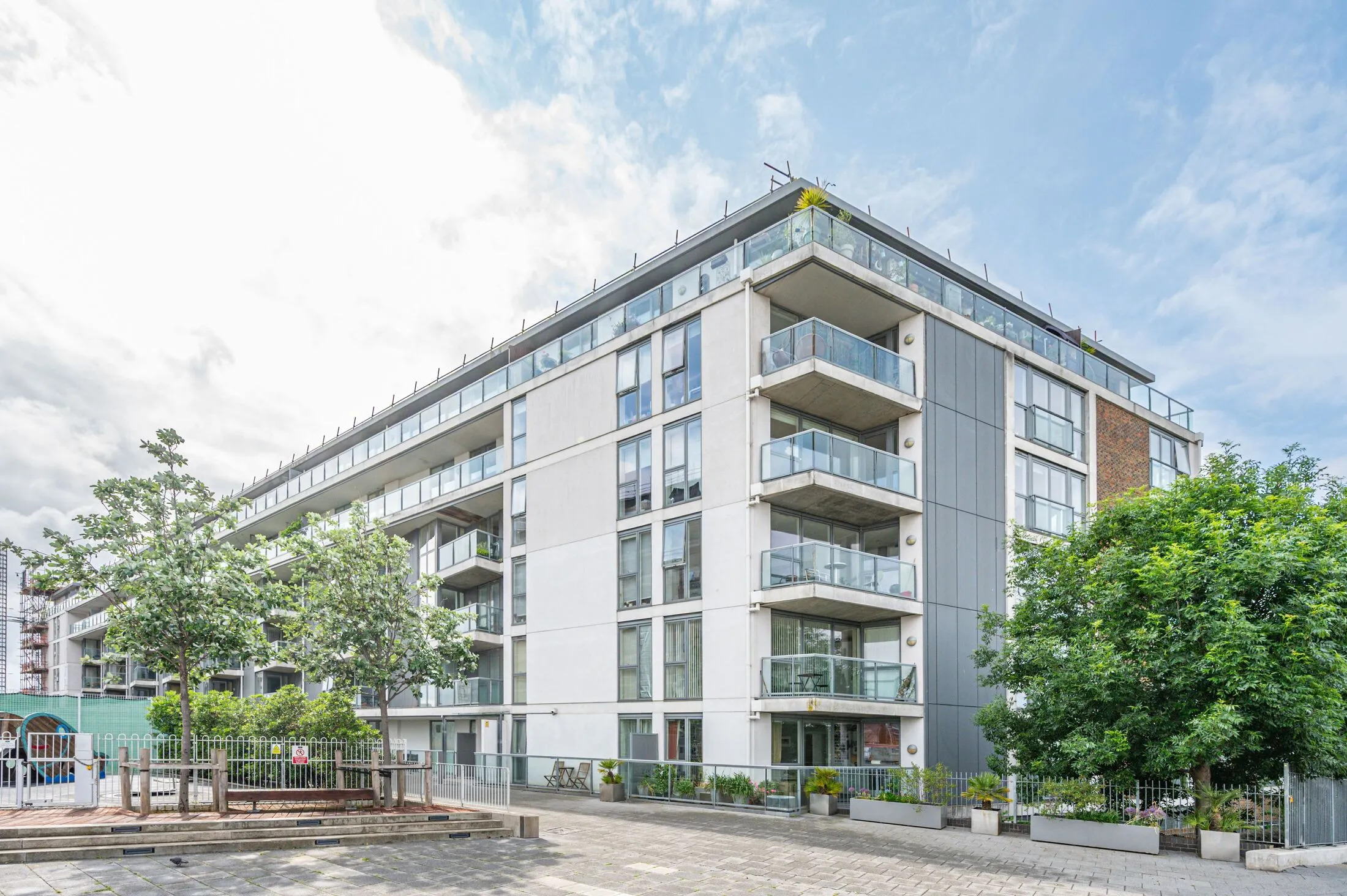 Flat Banning Street in Greater London