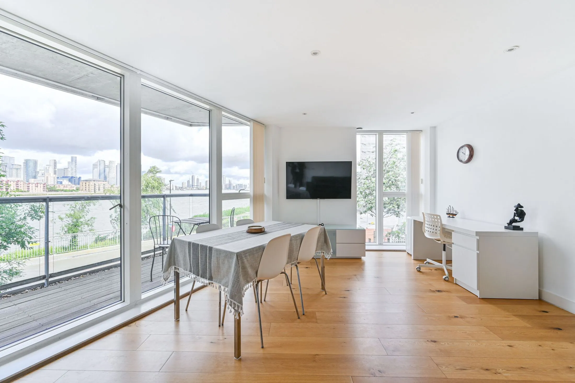 Flat Banning Street in Greater London