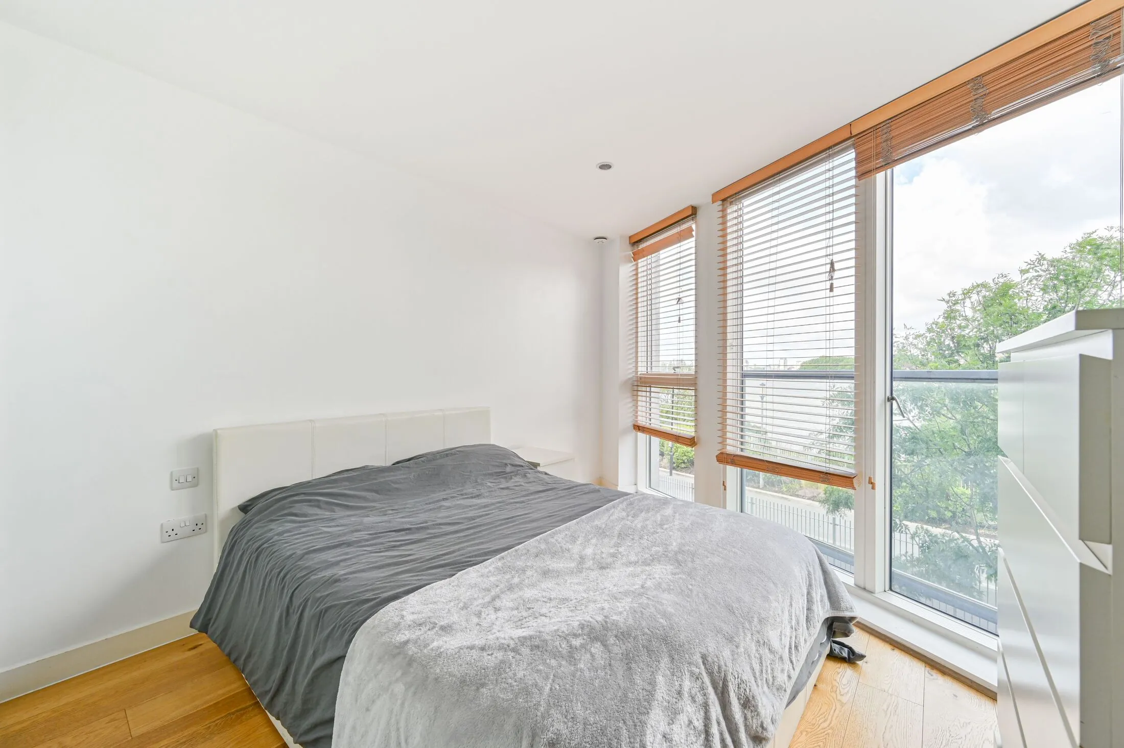 Flat Banning Street in Greater London