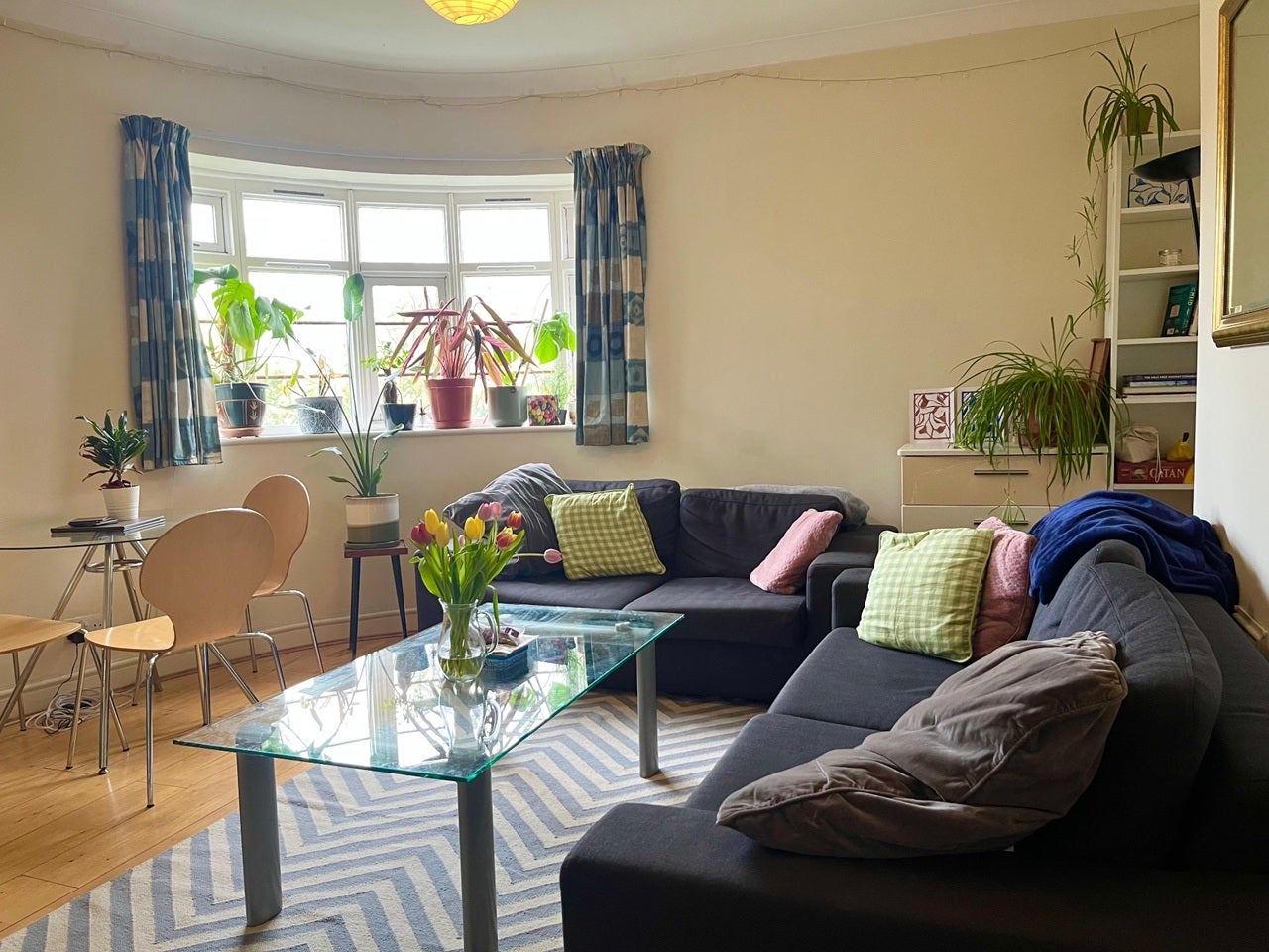 Flat Poynders Gardens in Greater London