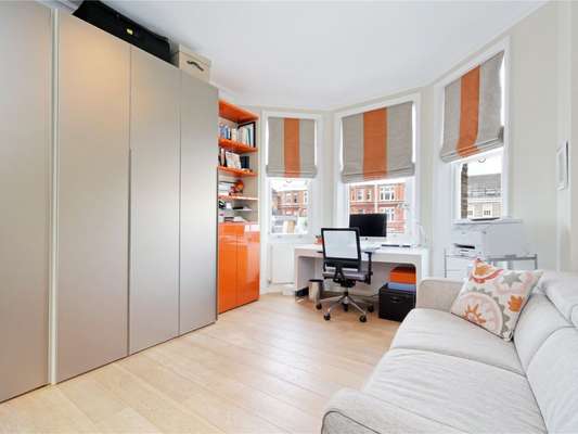 Flat Wynnstay Gardens in Greater London