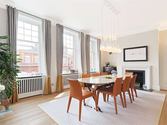 Flat Wynnstay Gardens in Greater London