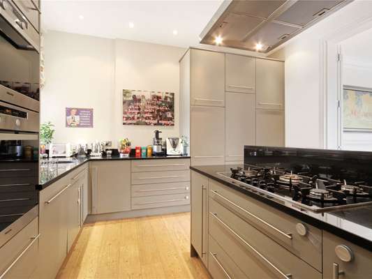 Flat Wynnstay Gardens in Greater London