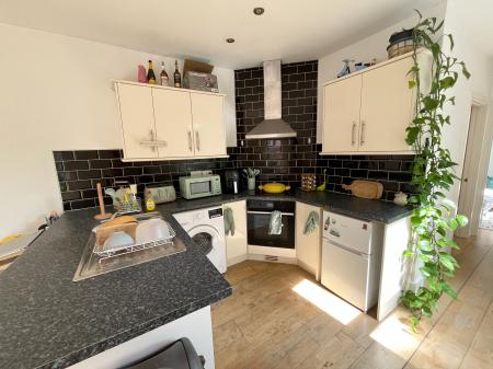 Flat Clarendon Park Road in Leicester