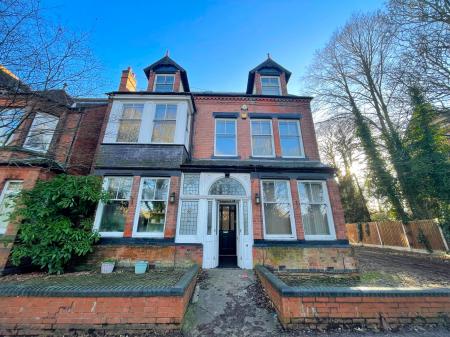 Flat Clarendon Park Road in Leicester