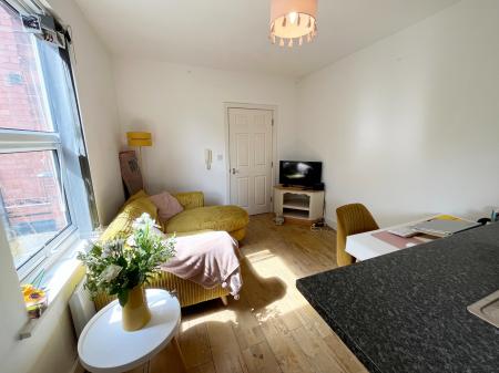 Flat Clarendon Park Road in Leicester