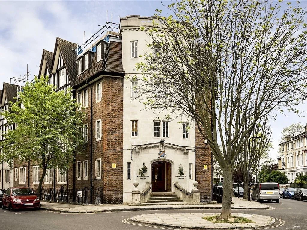 Flat Mortimer Crescent in Greater London
