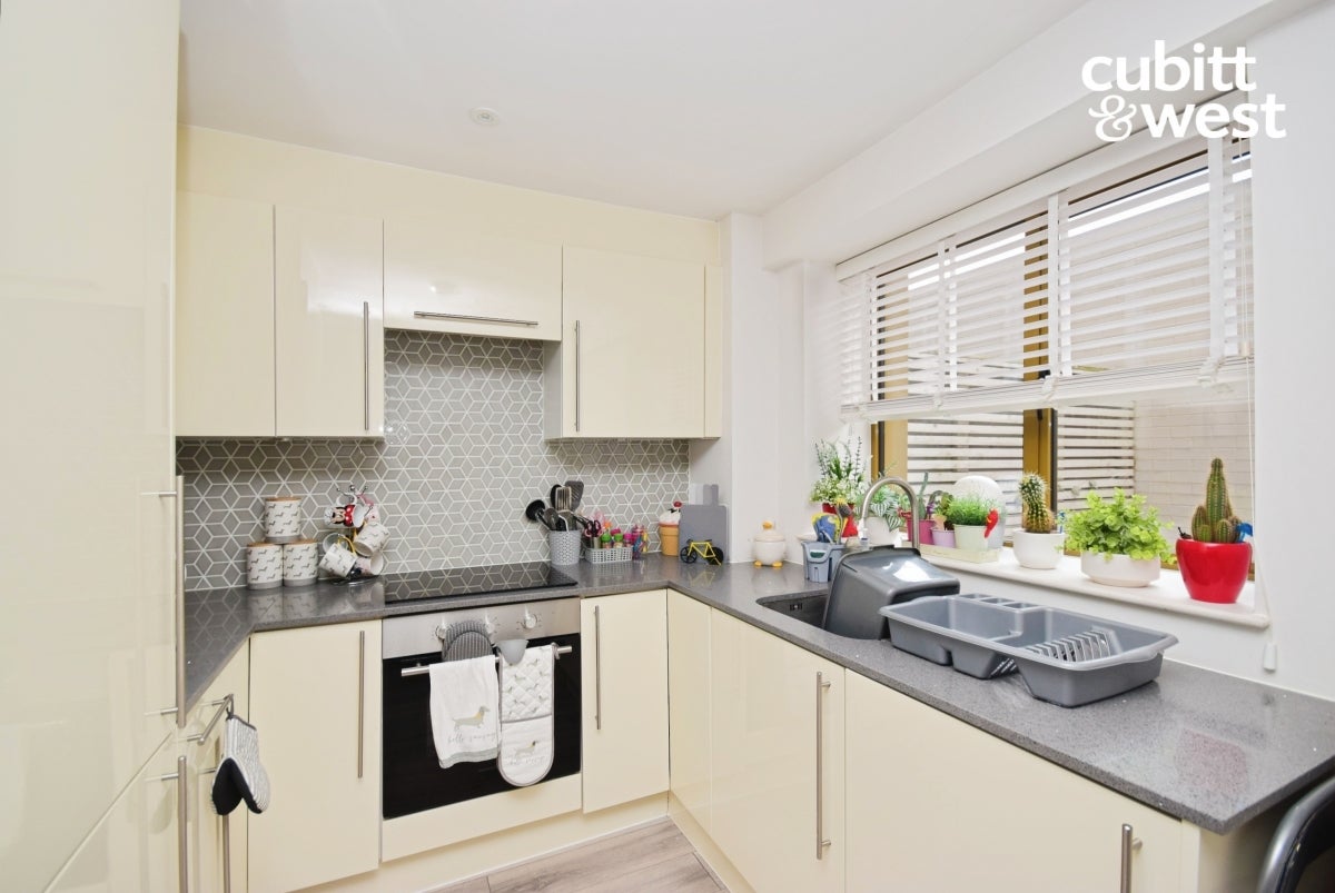 Flat Carshalton Road in Greater London