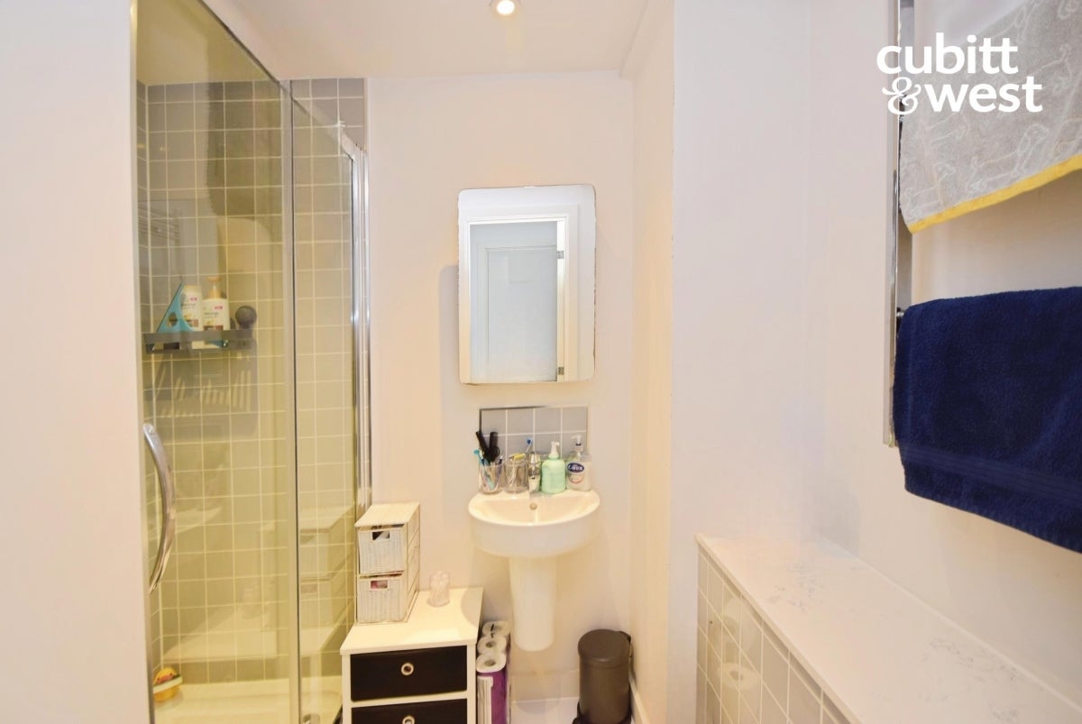 Flat Carshalton Road in Greater London