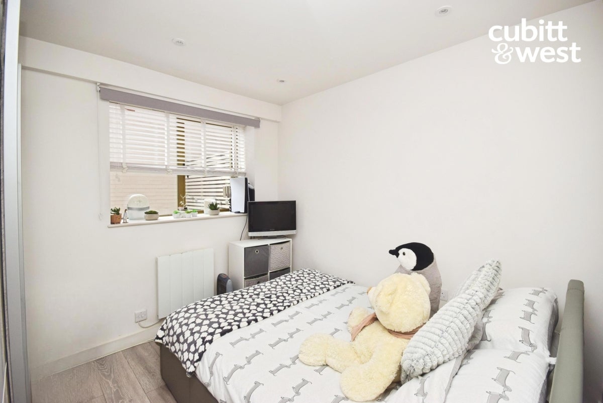 Flat Carshalton Road in Greater London