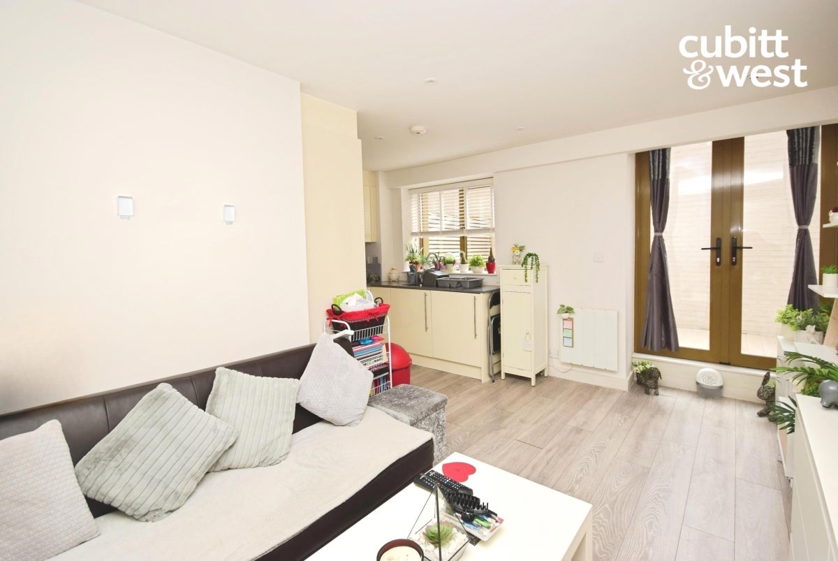Flat Carshalton Road in Greater London