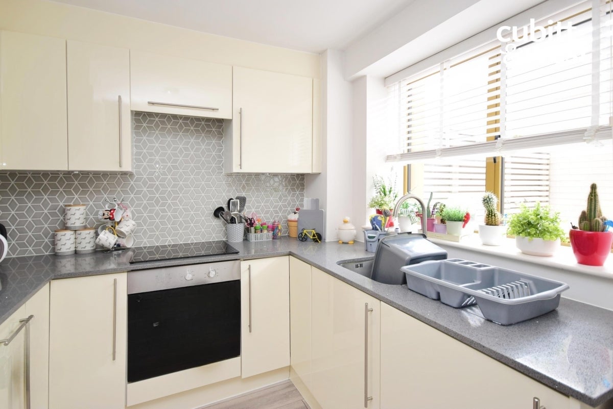 Flat Carshalton Road in Greater London