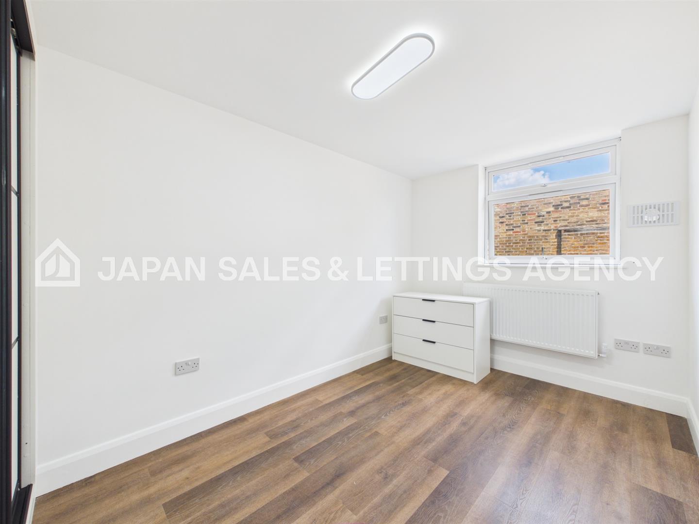 Flat Inglis Road in Greater London