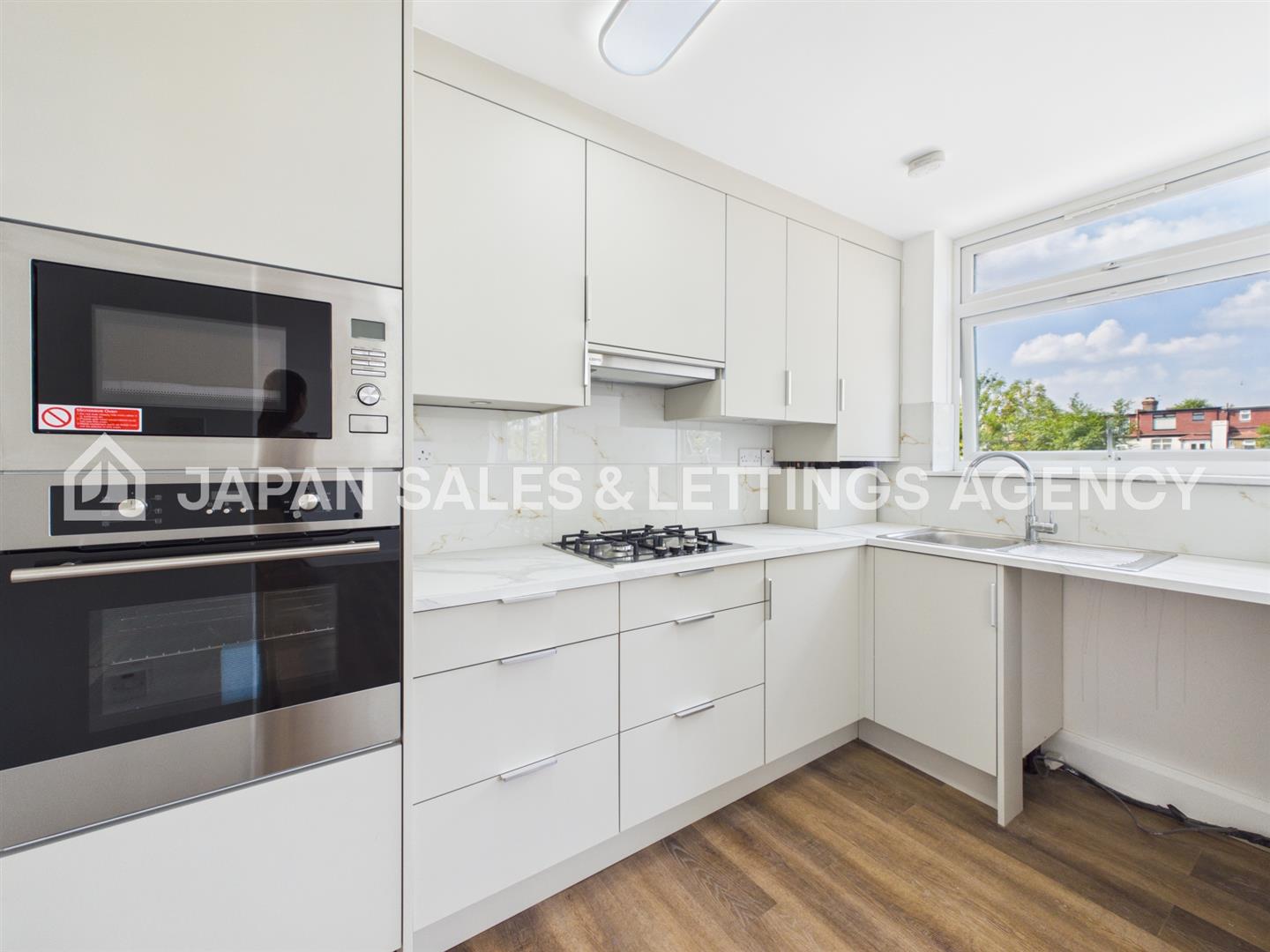 Flat Inglis Road in Greater London