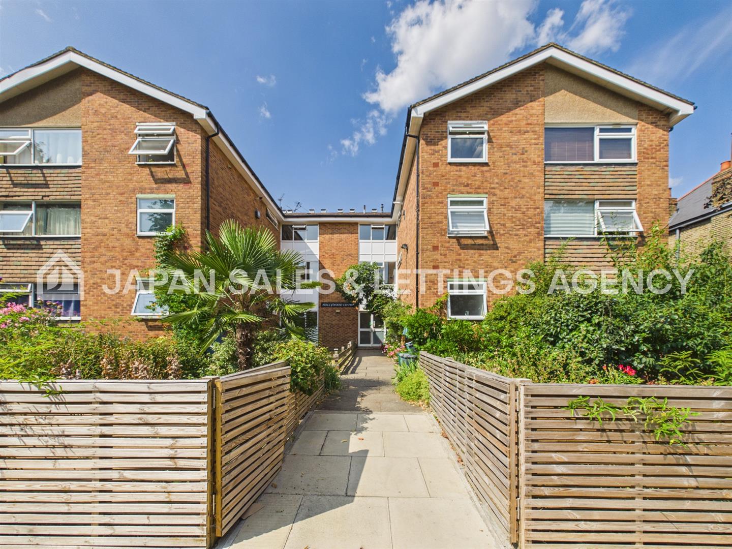 Flat Inglis Road in Greater London