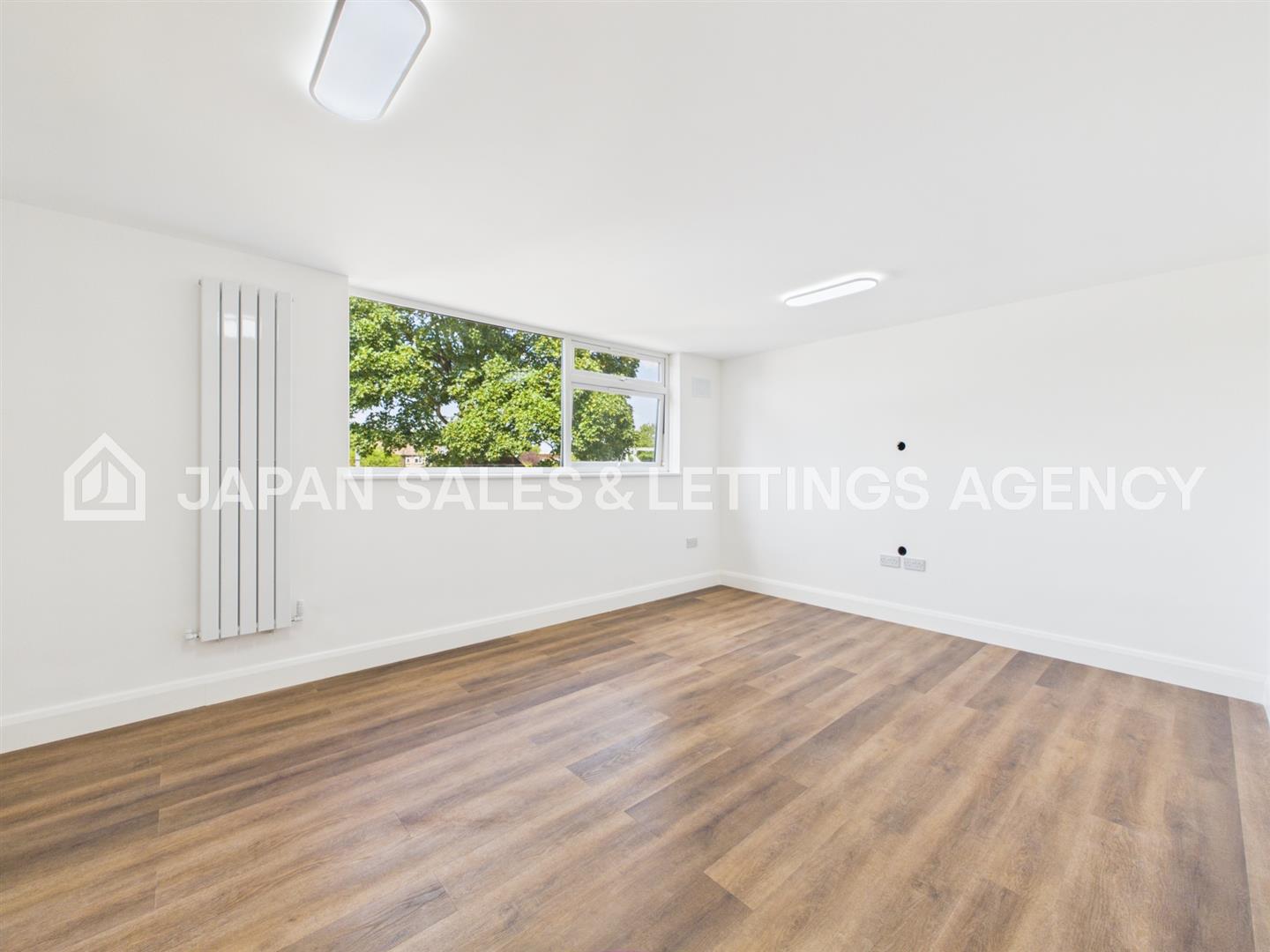 Flat Inglis Road in Greater London