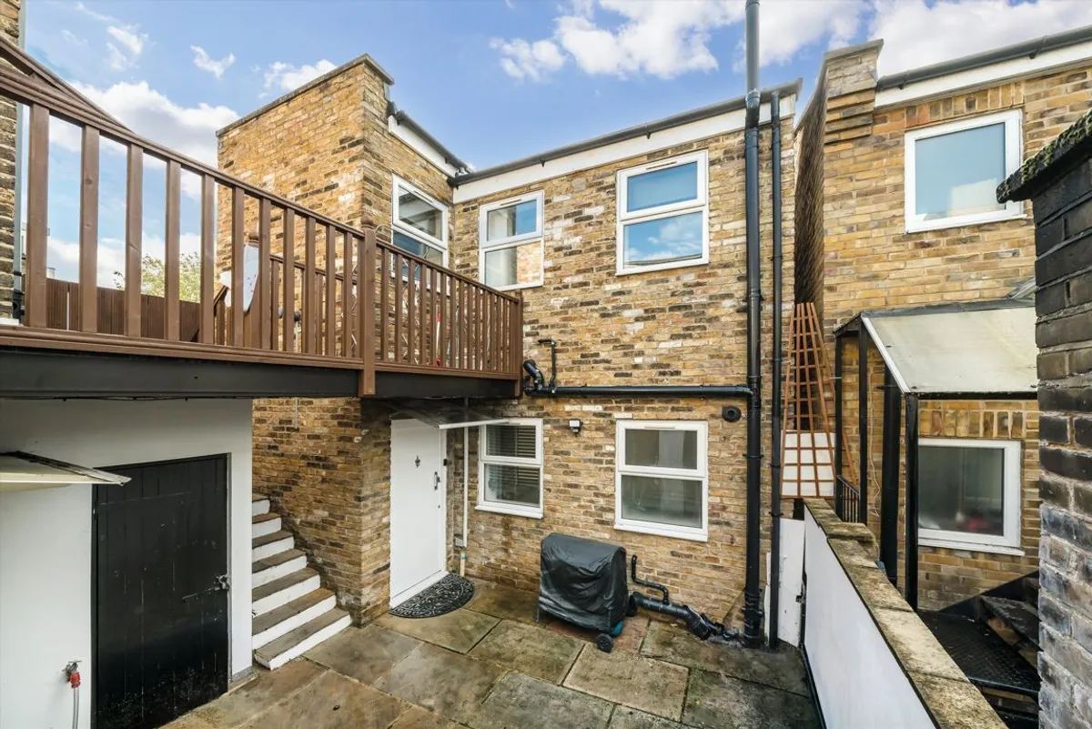 House Uxbridge Road in Greater London