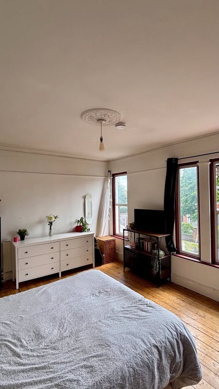 Room Elvendon Road in Greater London