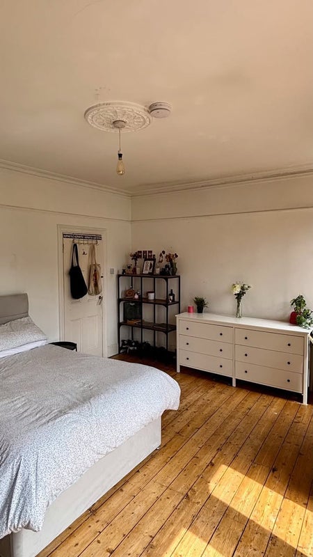 Room Elvendon Road in Greater London
