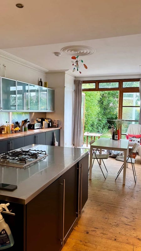 Room Elvendon Road in Greater London