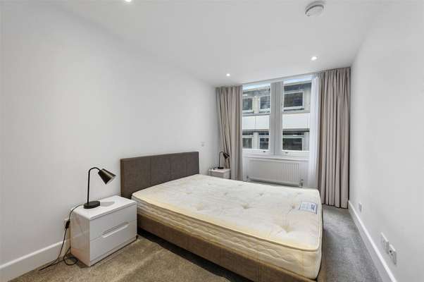 Flat Crosswall in City of London
