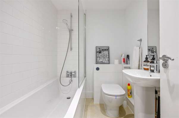 Flat Crosswall in City of London