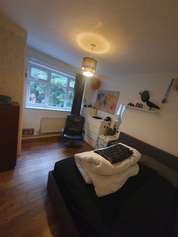 Flat Ringford Road in Greater London