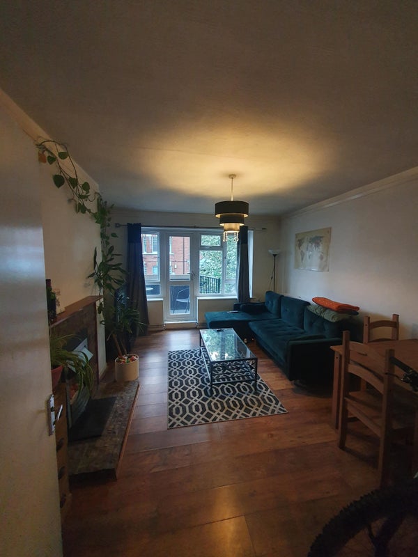 Flat Ringford Road in Greater London