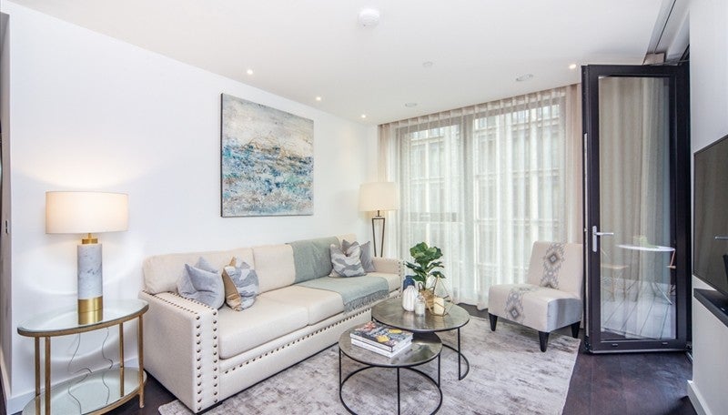 Flat Ponton Road in Greater London