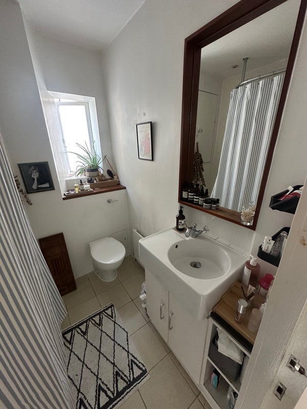 Room Caversham Road in Greater London